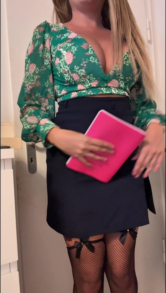 Melek: Turkish Angel Secretary Squirted Into Her Boss's Face!