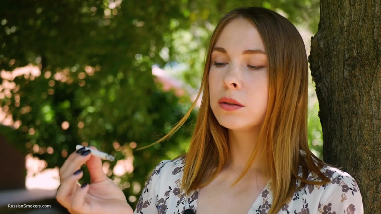 Russian Smokers: Євгенія курить сильну сигарету 120 мм