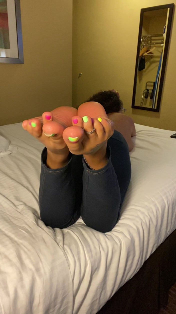 Tan feets: Latina Tanfeets se svléká do tang před sprchou Chodidla Škádlení