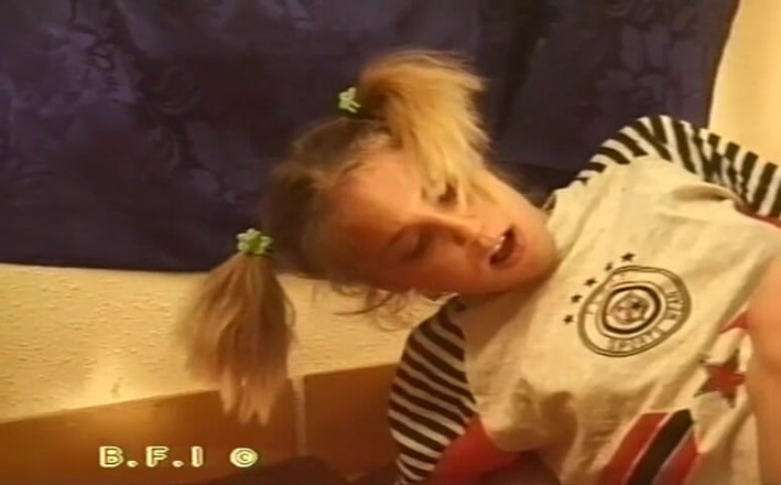 Horny Teenies: キッチンの楽しみ