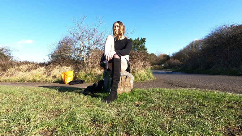 The Midnight Minx: Crossdresser v 8 palcové skládané sukni, pokračování..