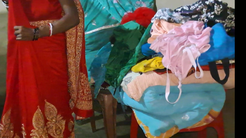 Trilokinath: Bihari Sat Bhabhi Schimbare de Rochie în Acasă
