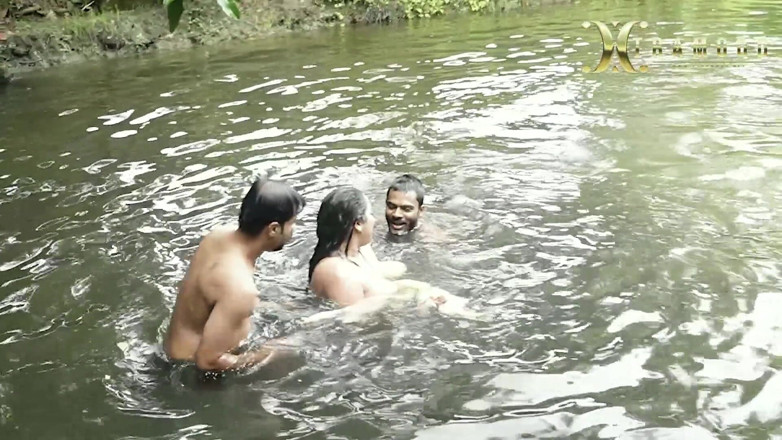 Xtramood: Une bhabhi à gros nichons coquins se baigne dans un étang avec...