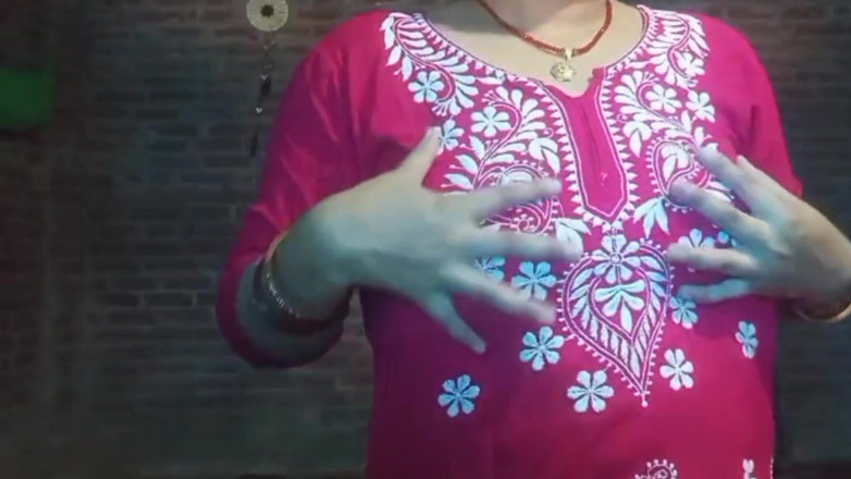 Manjushukla: Show nu et doigtage.