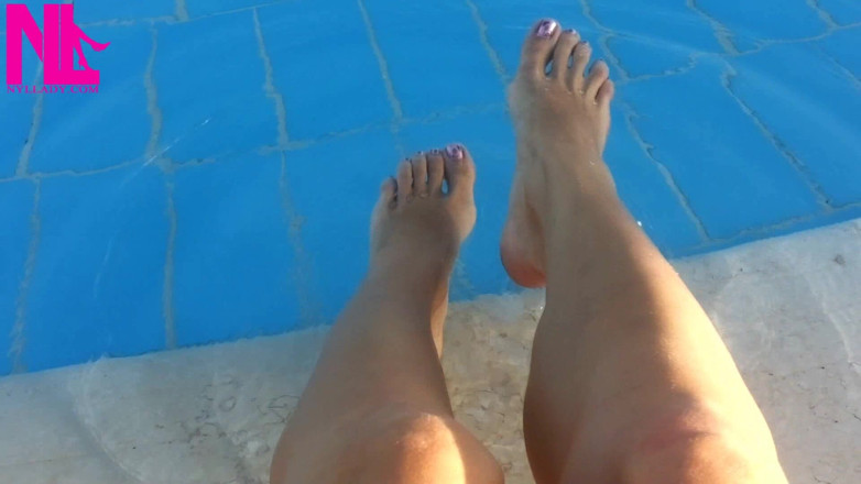 Nyllady: Pieds nus pendants dans l’eau de la piscine