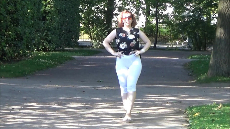 RedRoseRus: Legging putih pantat besar berjalan