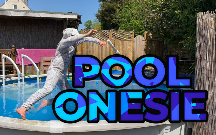 Wamgirlx: Onesie wetlook im pool