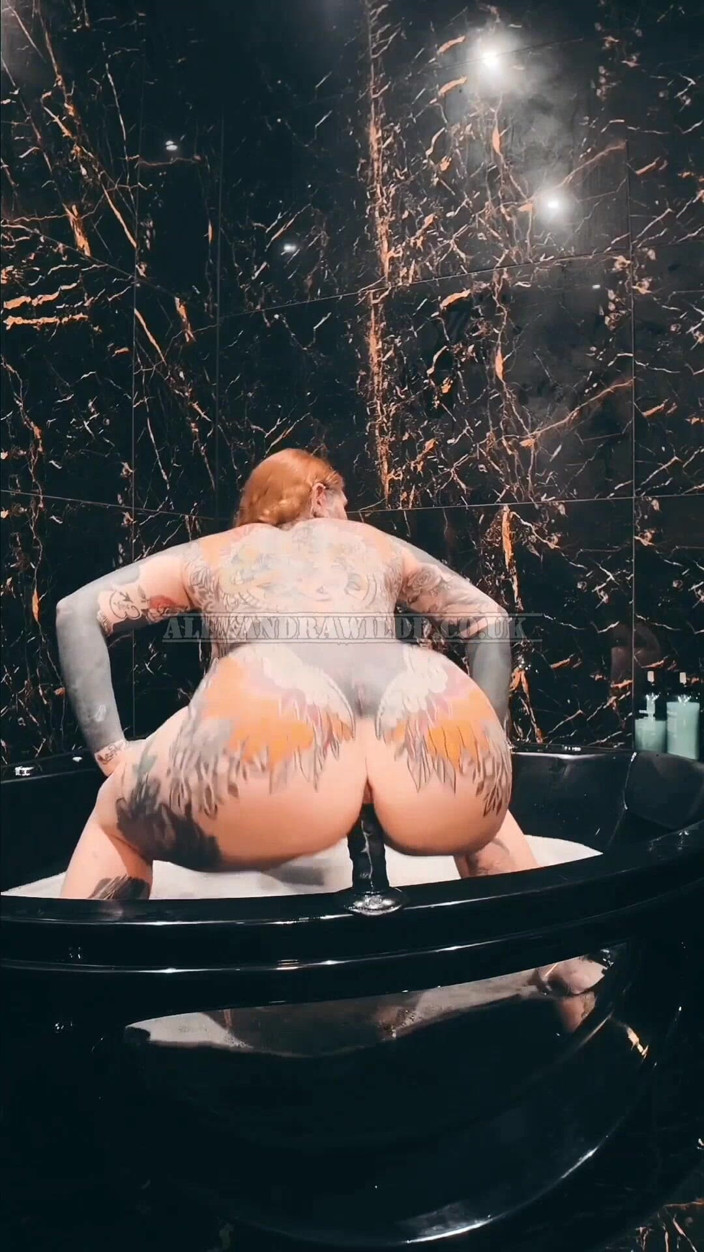 Alexandra Wildd: Come si guarda che rimbalza su questa cara?