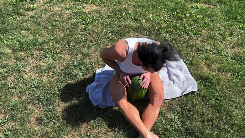 Kandylegsxxx: Svalová MILF Kandys Dominance s rozdrcením melounu