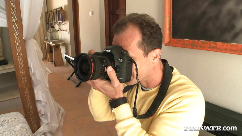 Private.com: Anissa Kate se fait enculer lors d’une séance photo