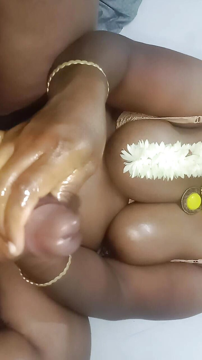 Santhi89: Procace tamil moglie di casa molto calda sega grandi tette...