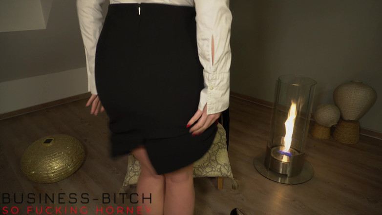 Business Bitch: Heiße geschäftsfrau im sexy geschäftsanzug hat romantisches valentin-sex-treffen mit dem...