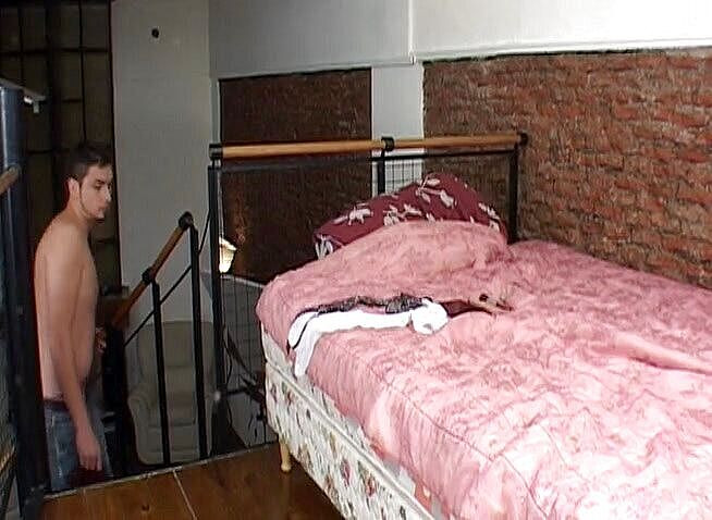 Bareback TV: Divirtiéndose con un gran consolador en la cama