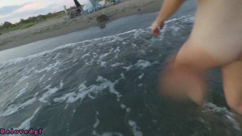 Belovedgf: Fisting sur la plage