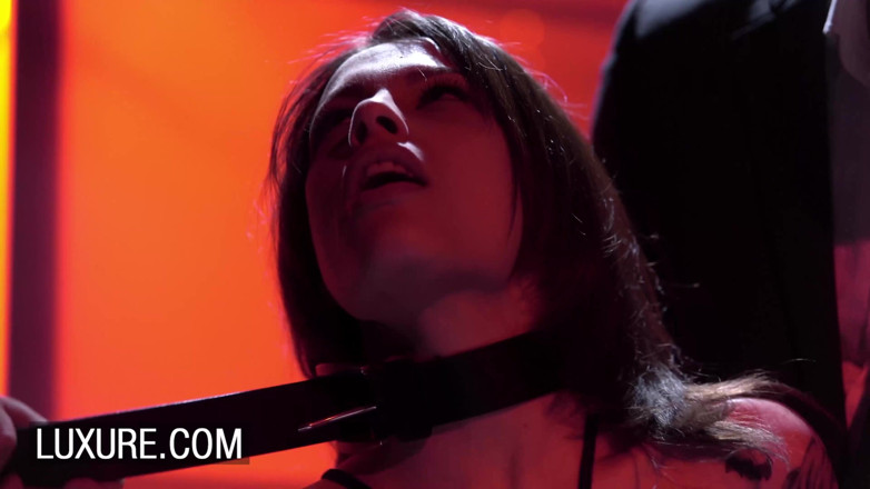 Luxure: Orgie hardcore avec Nikita Bellucci dans un club échangiste