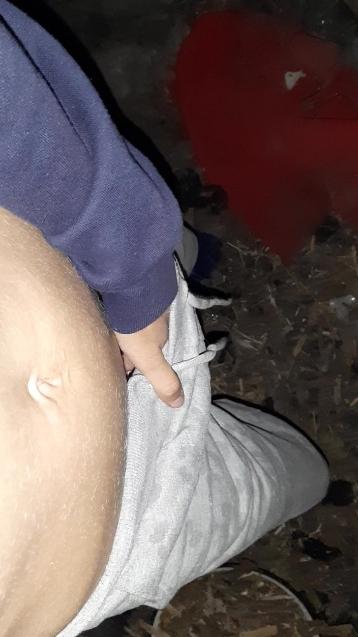 Lesbian-candys: I Hide in the Barn to Fuck My Hairy, Wet...