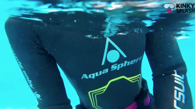 UKCuteGirl Lucy Lauren: Wetsuit bajo el agua - instrucciones de paja en mi piscina...