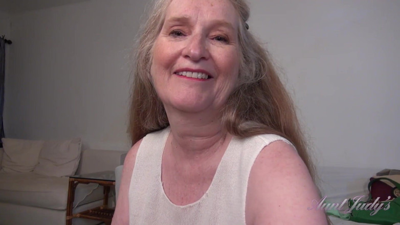 Aunt Judy's: TatieJudys - Ta belle-mère GILF à forte poitrine Maggie vous suce une...