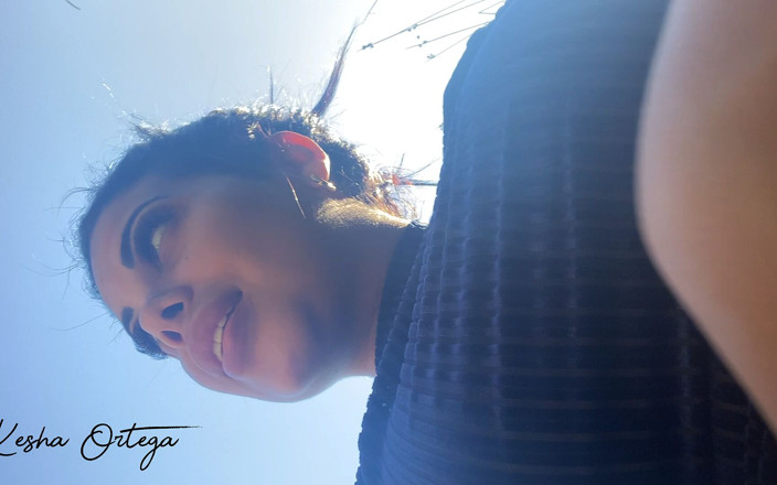 Kesha Ortega: Gagica încornorată Kesha Ortega devine obraznică într-o masturbare sălbatică în aer liber!