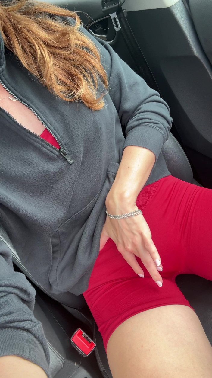 Nadia Foxx: Încerc să golf într-un simulator cu My Lush in! Încerc să nu...