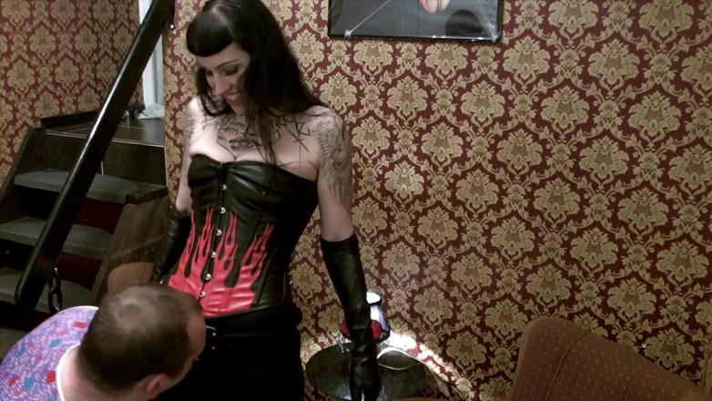 Domina Lady Vampira - SM Studio Femdom Empire: La padrona scopa con lo strap on con i guanti...
