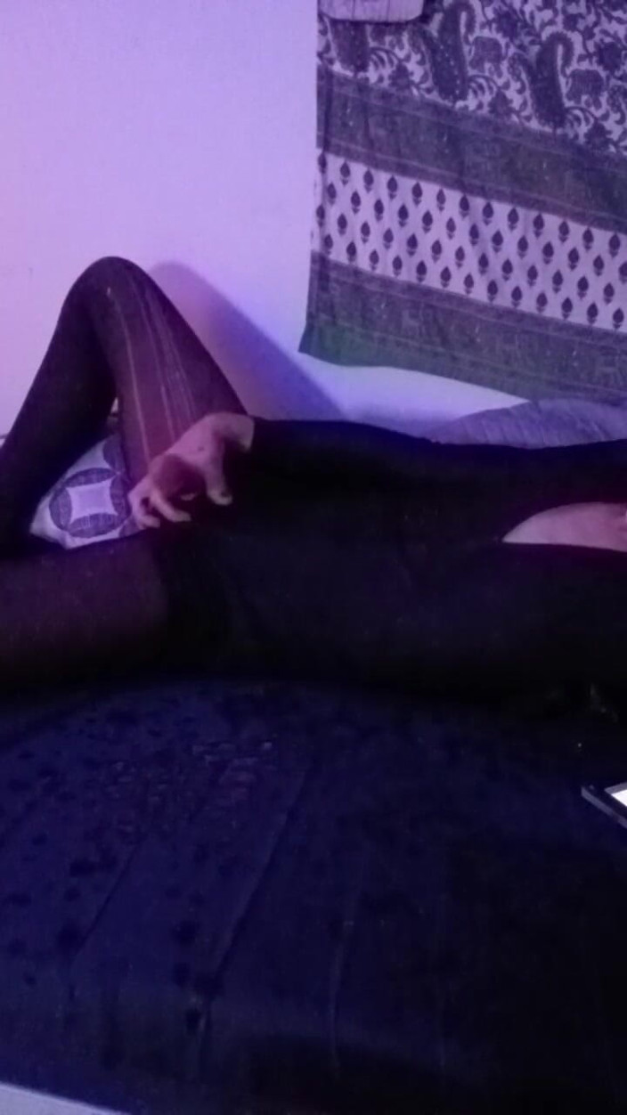 Goth boy: Писяє і дрочить на камеру