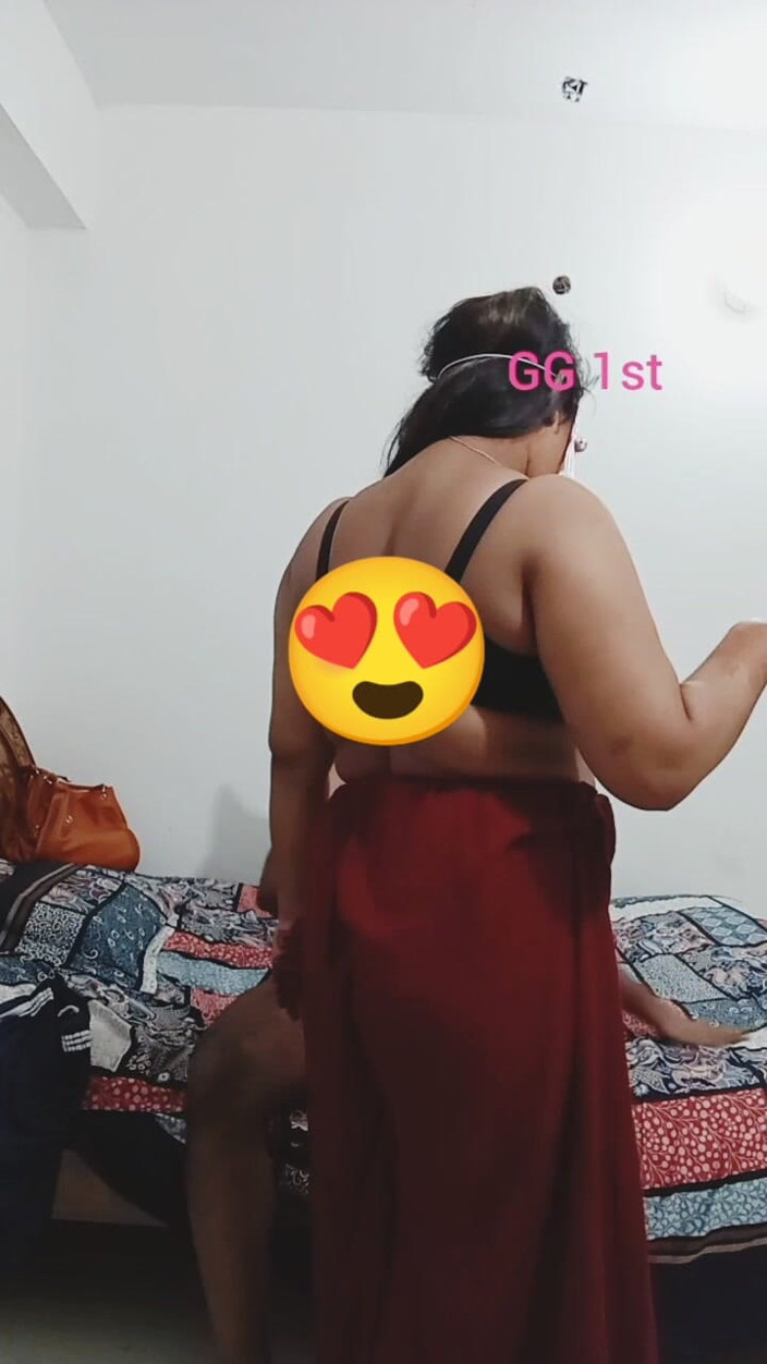 Girlgroup: Une bhabhi pulpeuse à gros nichons séduit quand elle l’accompagne