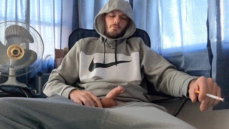 Codi Bonez: Fazendo meu pau macio duro. Fumando e afiando