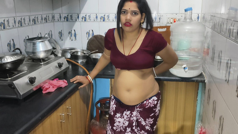 Sona bhabhi: Suri rumah India seksi menikmati dengan pemilik biliknya semasa dia...