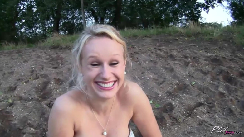Czech Pornzone: Milf Ceko semok kencing dan bercinta di openair