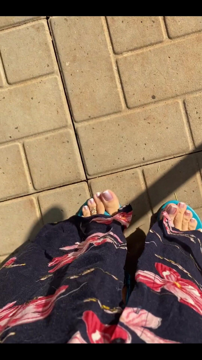 KiffaFeet: Bom dia com minhas pernas sensuais e sandálias azuis