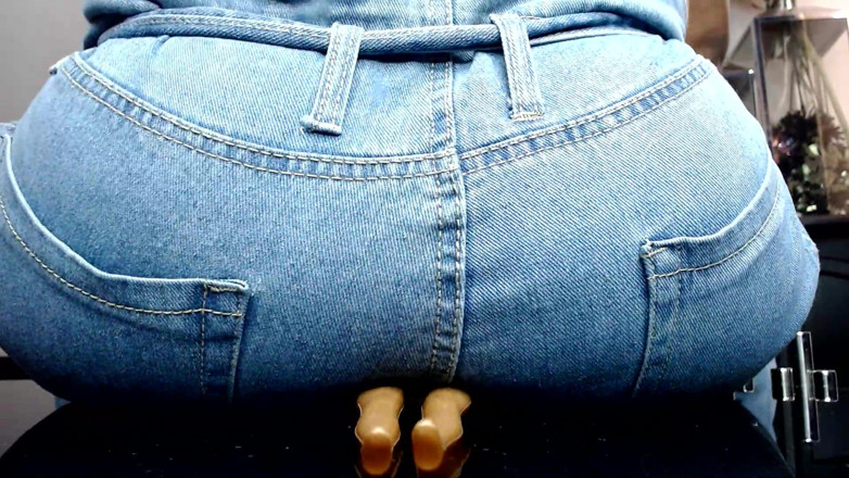 Maeling: Ébano cadela esmagada em jeans e bunda sufocada ignorante