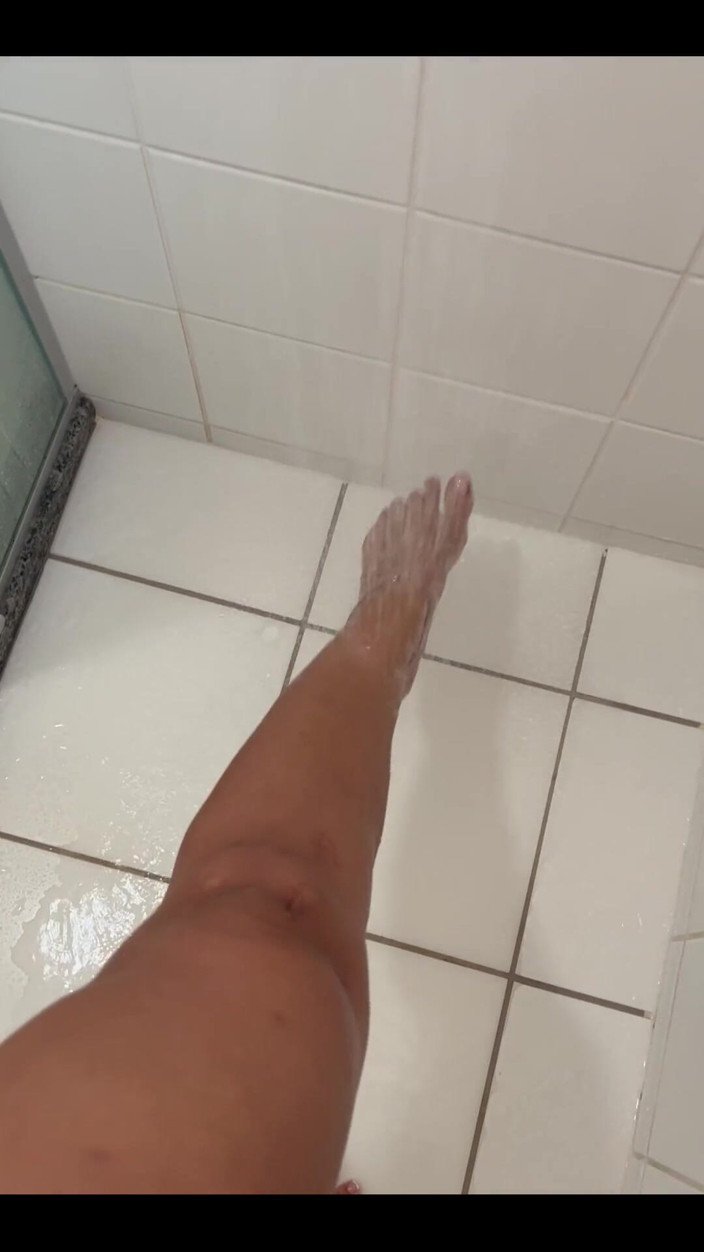 KiffaFeet: L’heure de la douche