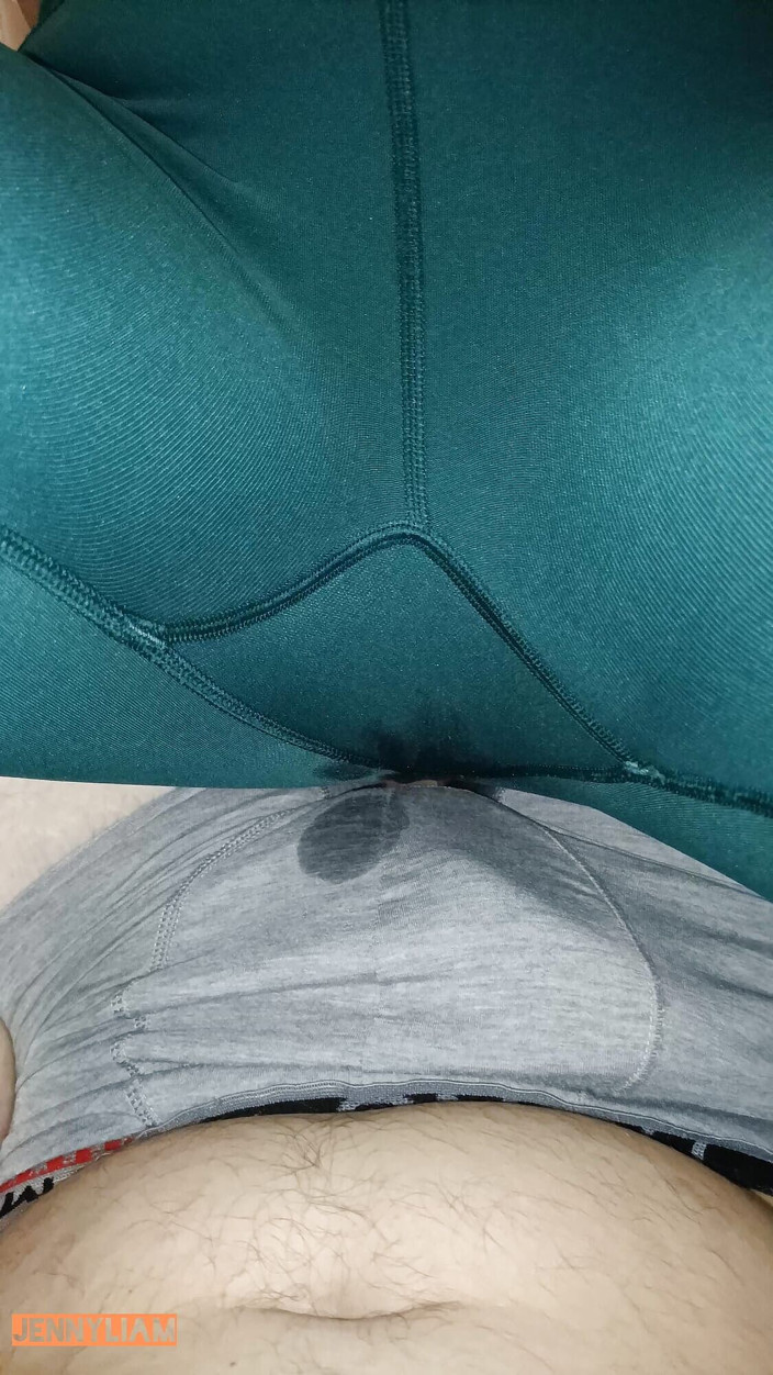 Jennyliam: Italiensk MILF pissar benen - Ita Amatör