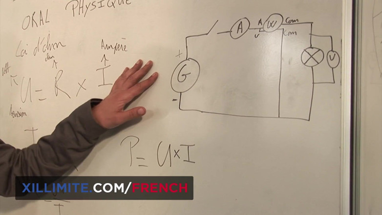 French girls at work: Učitelka dělá hodiny navíc s hezkou teenagerkou
