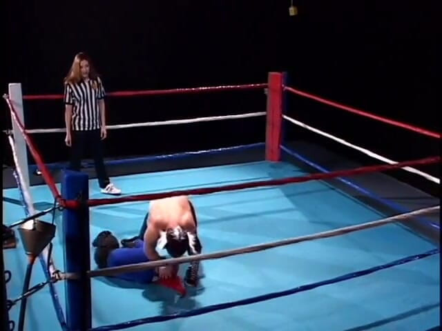 Sex Karma: Luchador enano es follada y montada por la morena