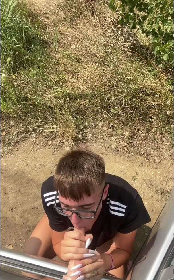 Dreamboy_506: Je suis ta salope près de la route