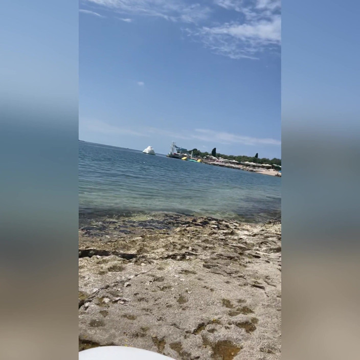 Spuirtcouplexxxx: Sexy fit dívka stříká na pláži ve Valalta, Punta Kriz,...