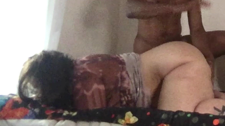 Zina Gabon: MILF British membenarkan kekasih kote hitam besar makan pantatnya mentah.