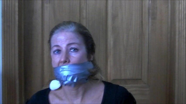 Selfgags classic: Милфа-бегунка трахнула себе кляпом рот своими потными трусиками!