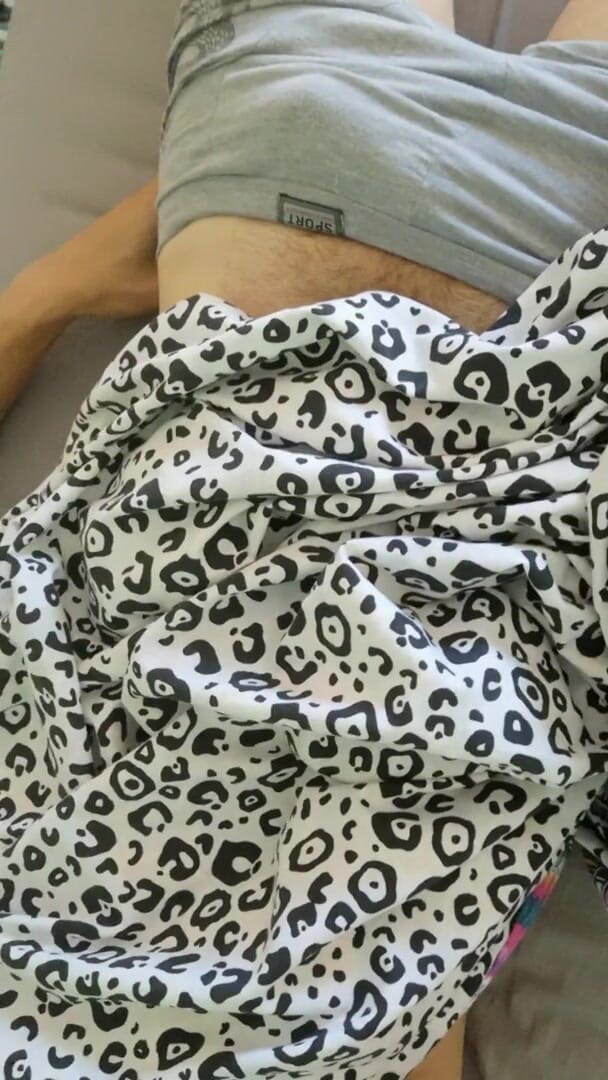 Rafael Torreano: ホットな若い男が勃起を抜き、ベッドで射精する
