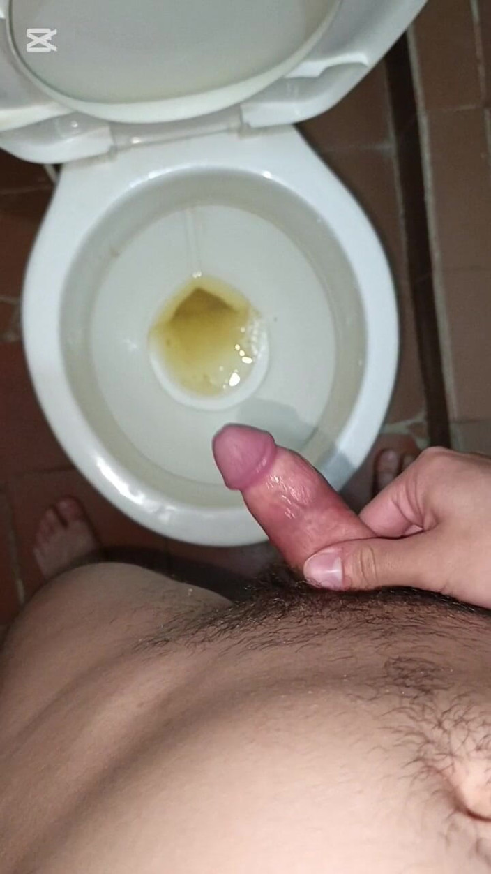 charlessteel: Compilation de twinks excités qui pissent et se masturbent