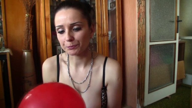 Facial flavor: Rozkošná brunetka líže sperma z balónku