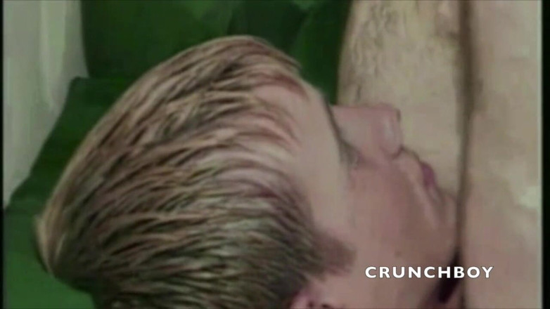 GAY VINTAGE PORN: Douglas etero curioso viene succhiato dal suo amico gay