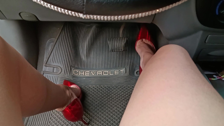 Queensofthefeet: Complètement nu, seulement en talons aiguilles en pompant des pédales...
