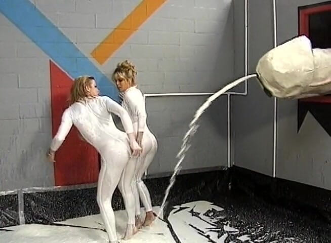 3some Bangers: Cara com tesão fodeu duas safadas milf na bunda dela!