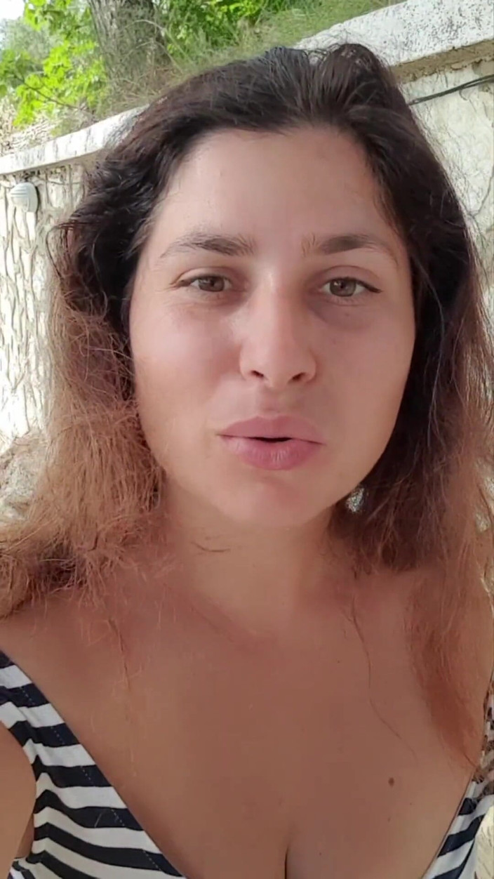 ExpressiaGirl: 巨乳キューティーExpressiagirl自慰行為、指ハード自分自身と公共の公園で友人とチャット