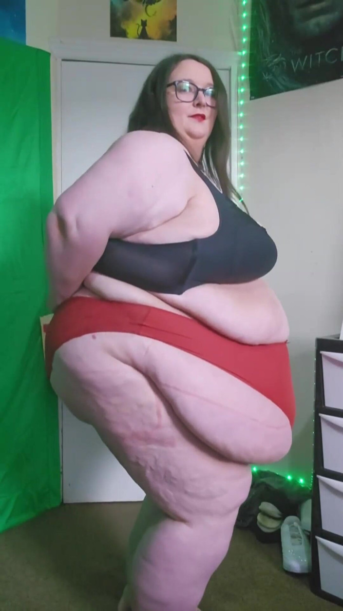 SSBBWLadyBrads: Une géante SSBBW marche dans une culotte rouge moulante