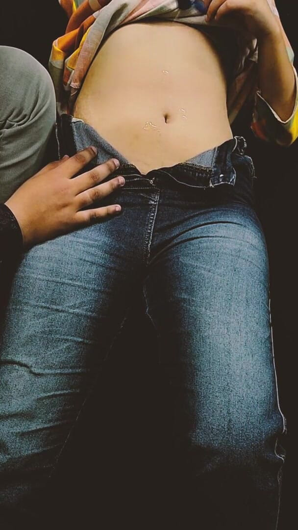 Vicky Thakur: Une MILF desi sexy aux seins énormes qui domine et noie...