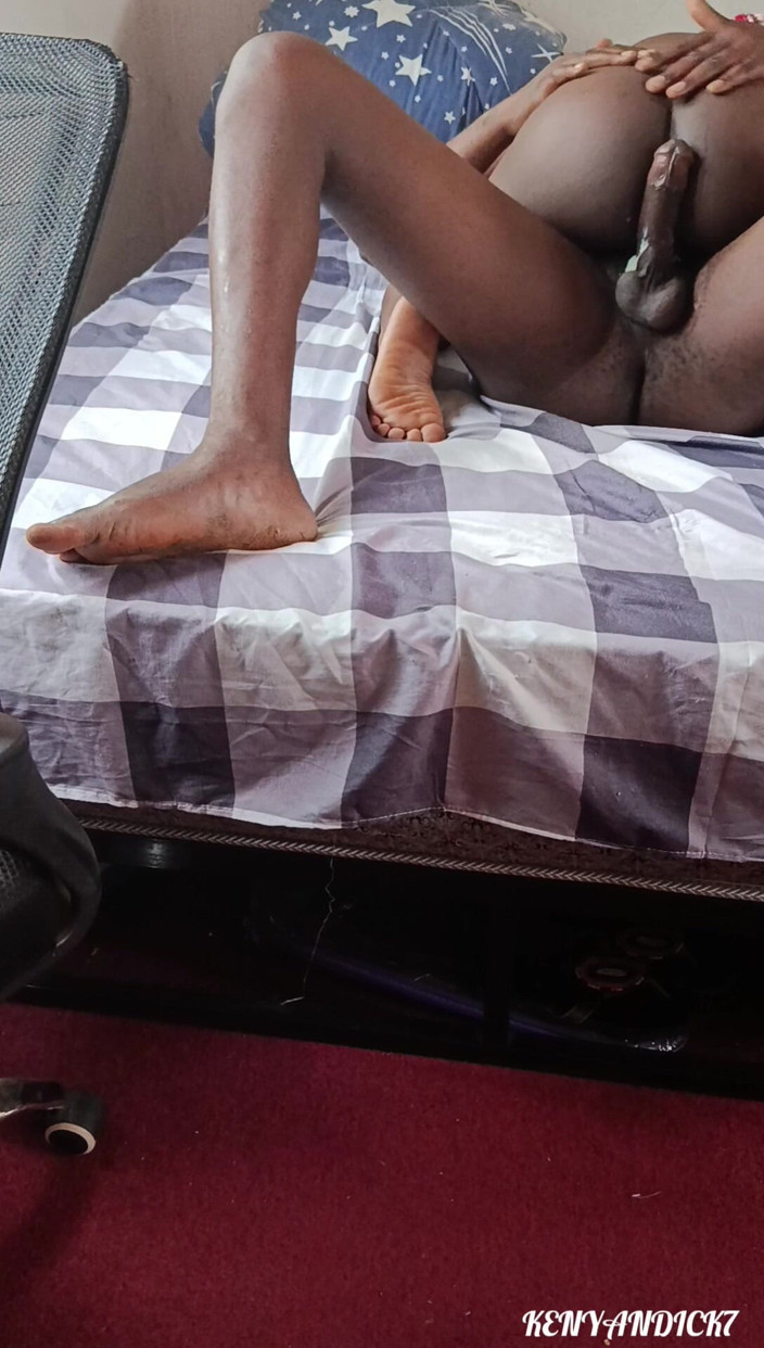 Kenyan Dick7: 我的前女友周末来拜访我，她不得不骑乘我的鸡巴直到有生物